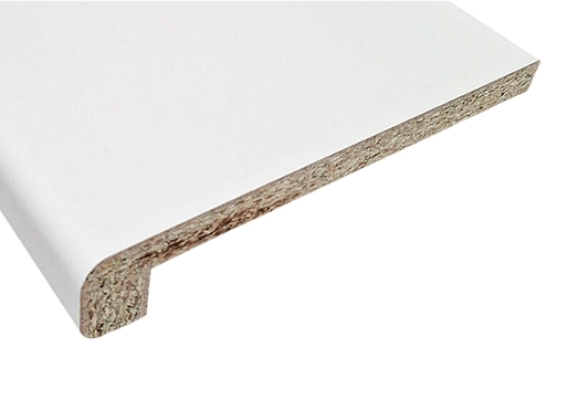 Řez dřevotřískovým vnitřním parapetem v bílém provedení